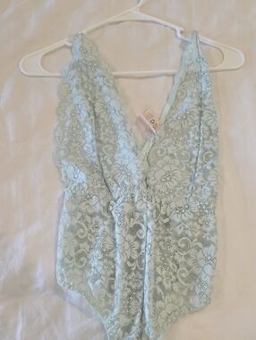 Lace V-Neck Bodysuit in Light Mint